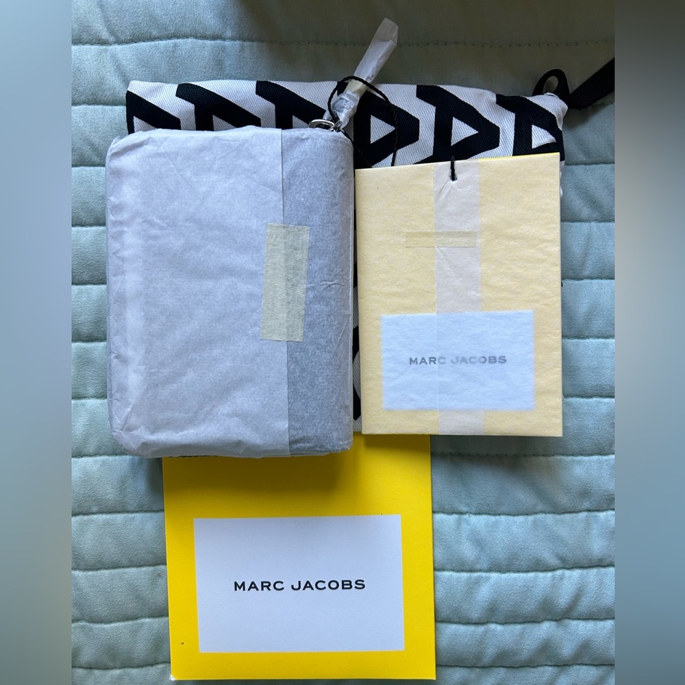 Marc Jacobs Monogram Zip Around Leather Wallet NWT and Dustbag - Picture 4 of 6